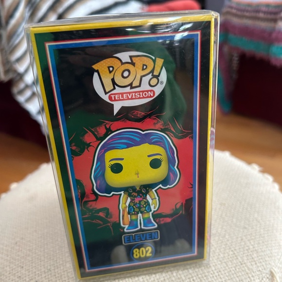 Funko Pop! Stranger Things - Eleven #802 Blacklight (Special Edition) - Picture 8 of 9